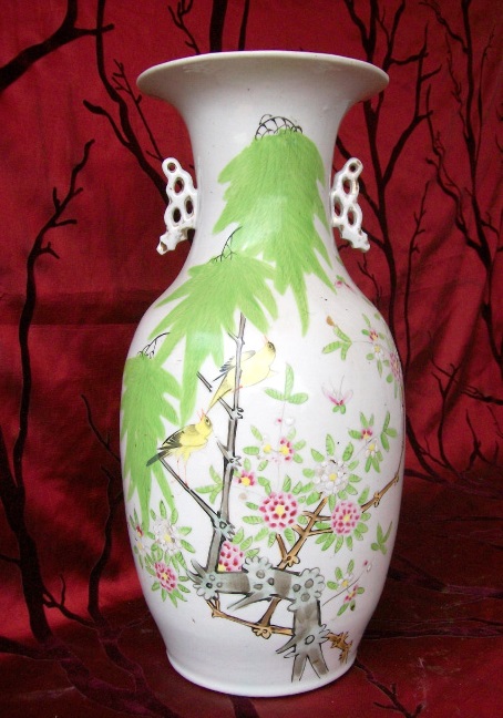Chinese-Republic-period-1911-1948-porcelain-vase-decorated-with-birds