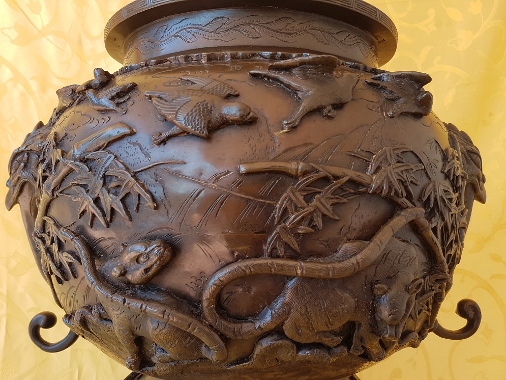 Japanese bronze temple koro- Detail 1